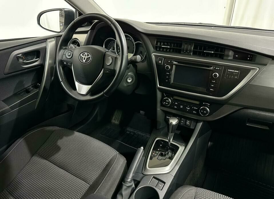 Toyota Auris 1.6 CVT (132 л.с.)