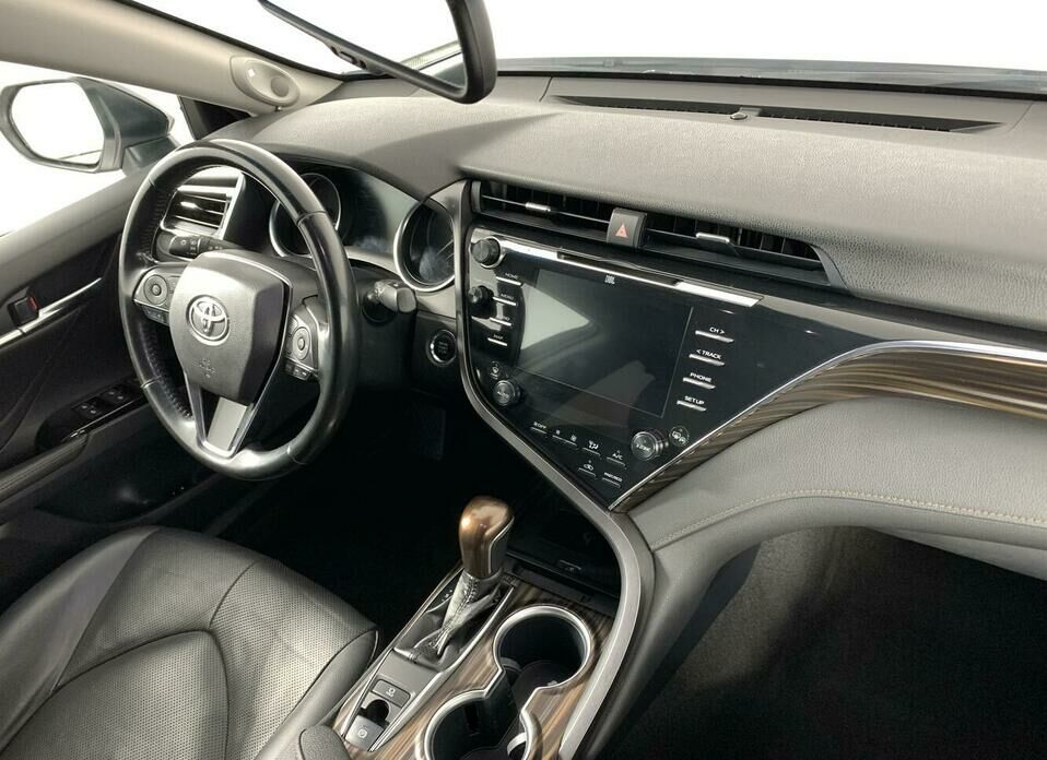 Toyota Camry 2.5 AT (181 л.с.)