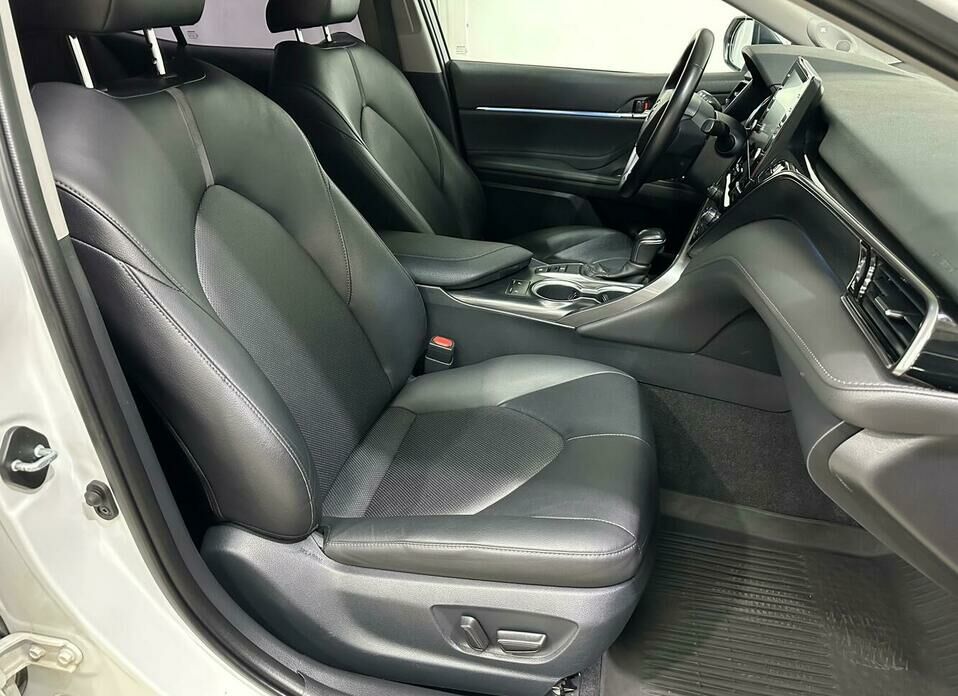 Toyota Camry 2.5 AT (200 л.с.)