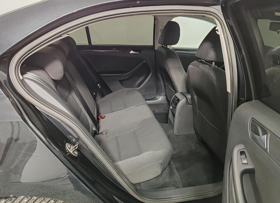 Volkswagen Jetta 1.6 AT (105 л.с.)
