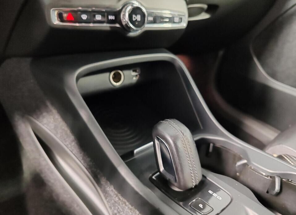 Volvo XC40 2.0 AT (190 л.с.) 4WD