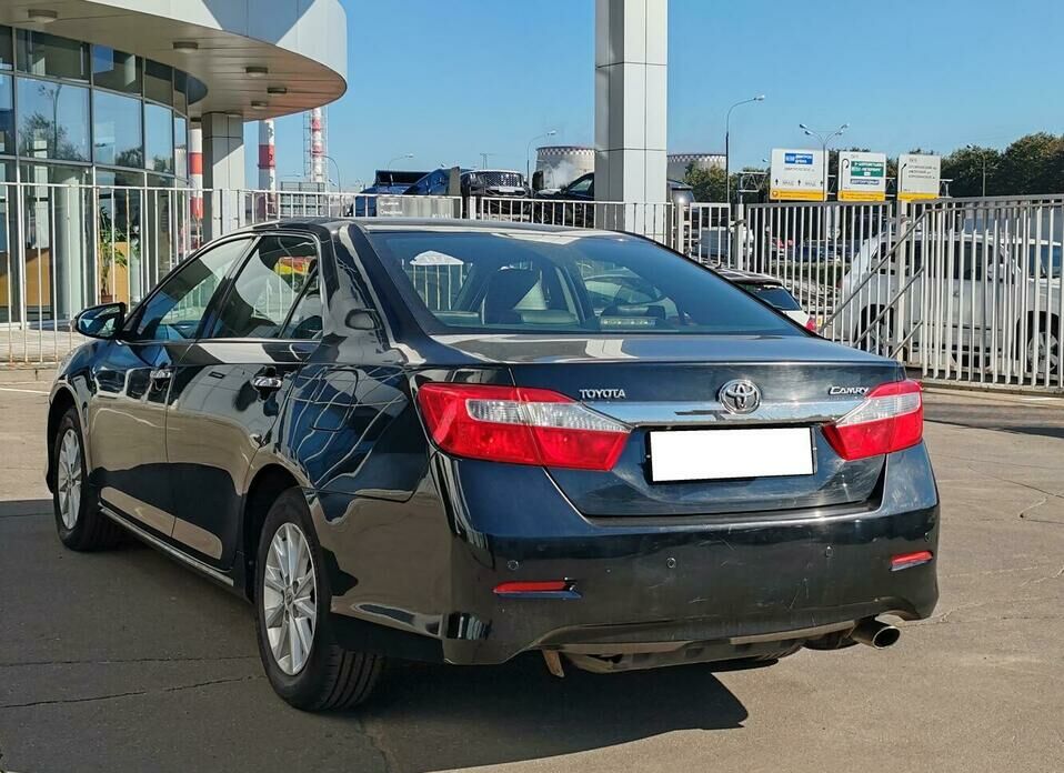 Toyota Camry 2.5 AT (181 л.с.)