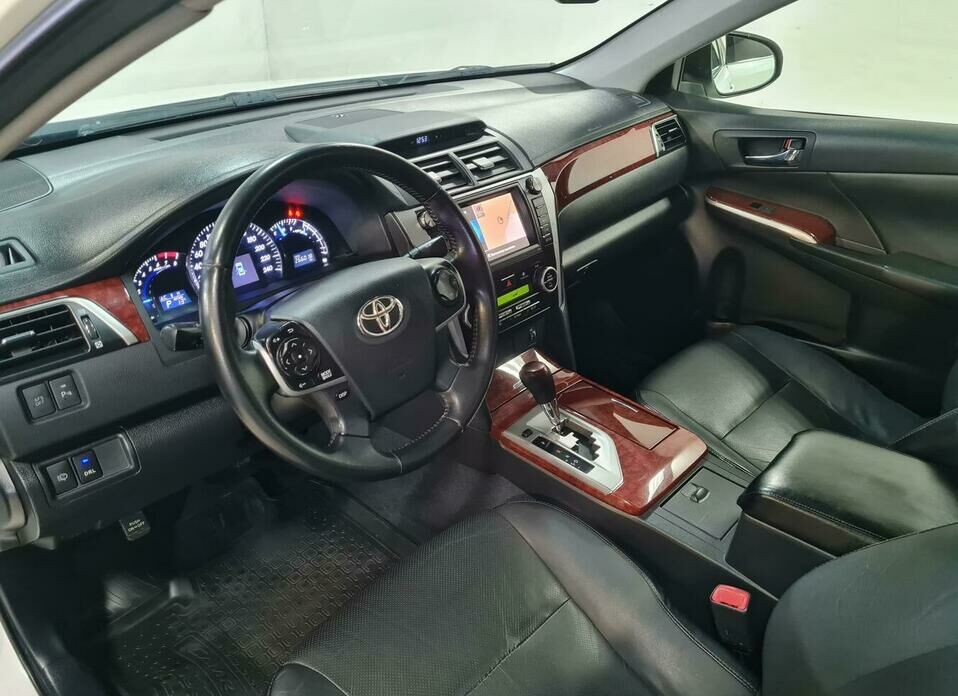 Toyota Camry 2.5 AT (181 л.с.)