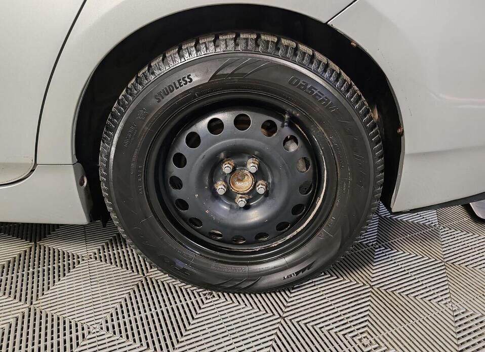 Toyota Prius, III (XW30) 1.8hyb AT (99 л.с.)