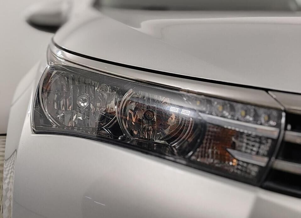 Toyota Corolla, XI (E160, E170) 1.6 CVT (122 л.с.)