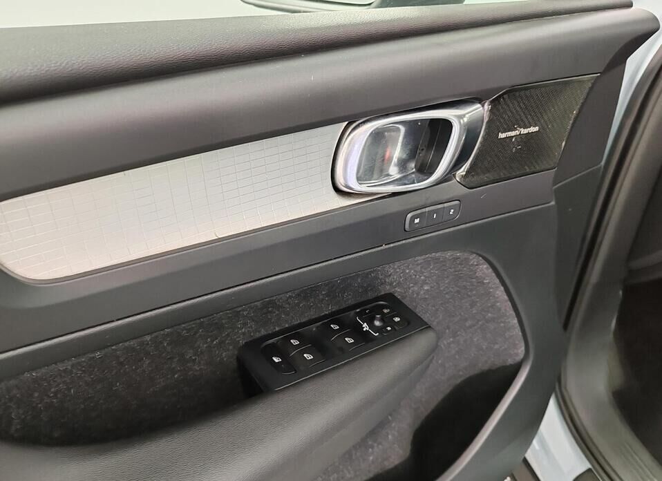 Volvo XC40 2.0 AT (190 л.с.) 4WD