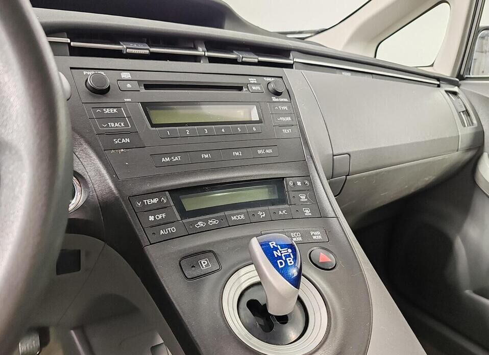 Toyota Prius, III (XW30) 1.8hyb AT (99 л.с.)