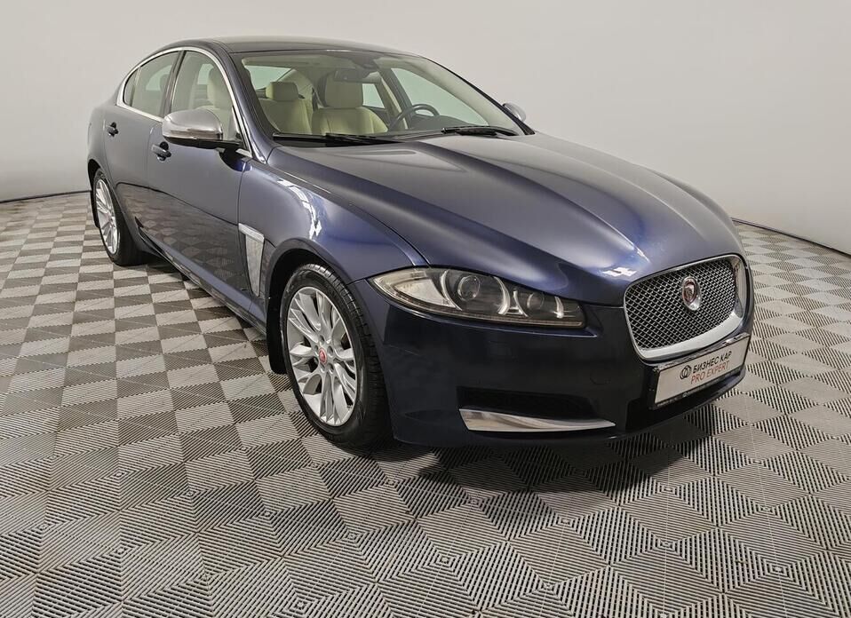 Jaguar XF 2.0 AT (240 л.с.)