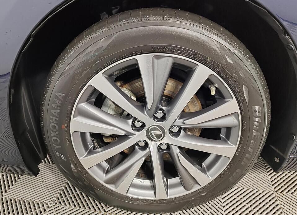 Lexus ES 250 2.5 AT (200 л.с.)
