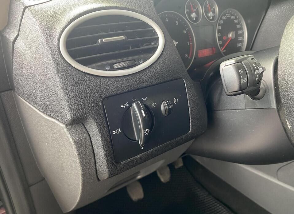 Ford Focus, II Рестайлинг 1.8 MT (125 л.с.)