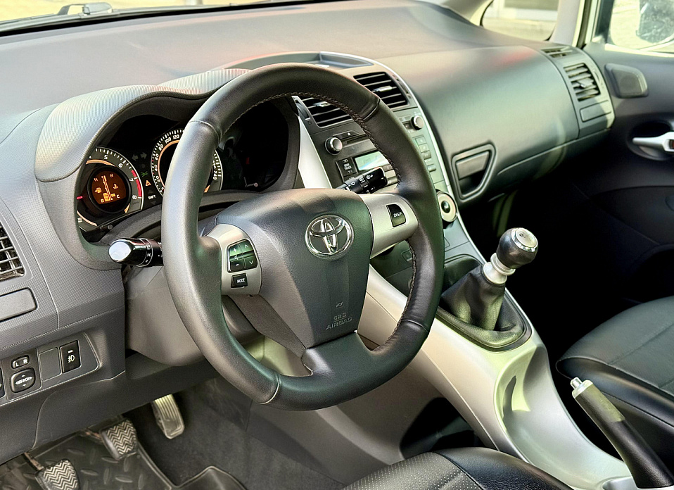 Toyota Auris, I Рестайлинг 1.6 MT (132 л.с.)