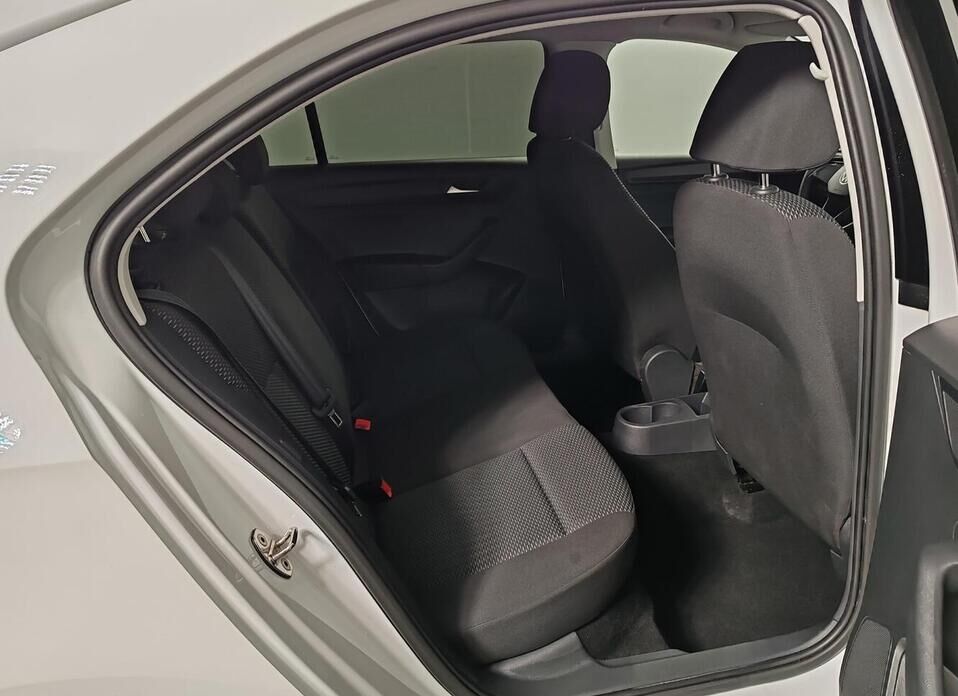 Volkswagen Polo, VI 1.6 AT (110 л.с.)