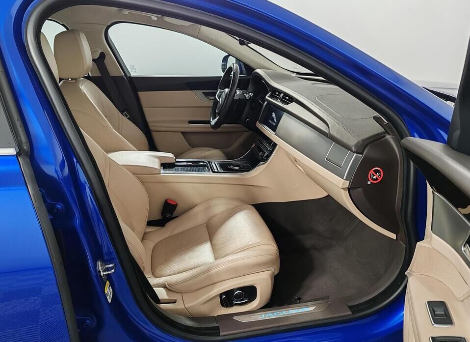 Jaguar XF, II 2.0 AT (200 л.с.)