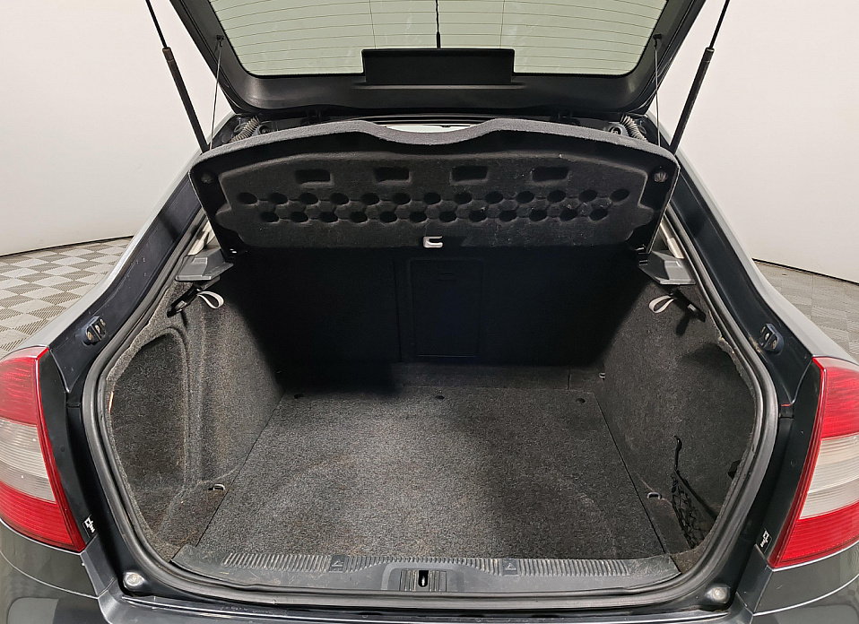 Skoda Octavia, II (A5) Рестайлинг 1.6 MT (102 л.с.)