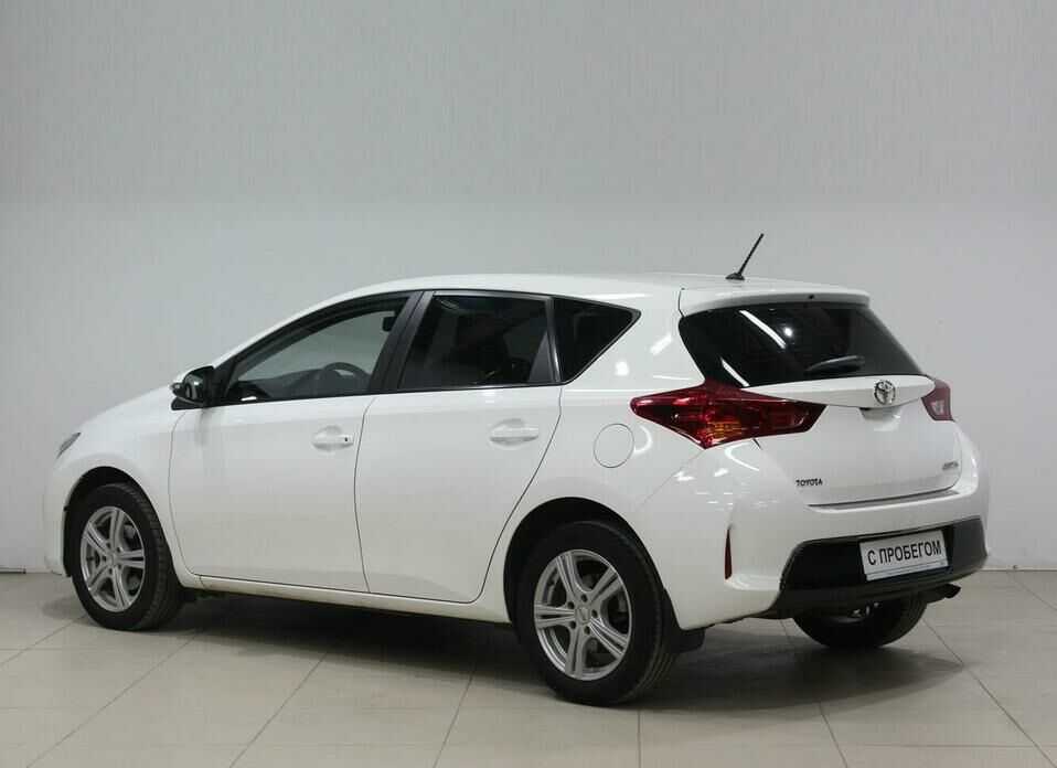 Toyota Auris 1.6 CVT (132 л.с.)