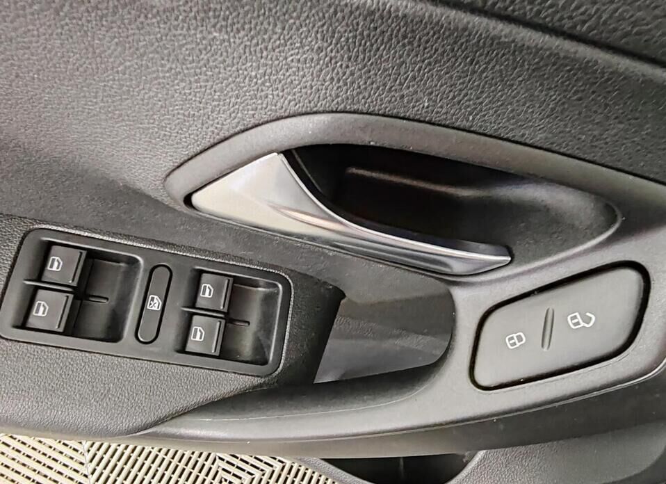 Volkswagen Polo 1.6 AT (110 л.с.)