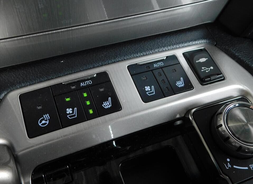 Toyota Land Cruiser, 200 Series Рестайлинг 2 4.5d AT (249 л.с.) 4WD