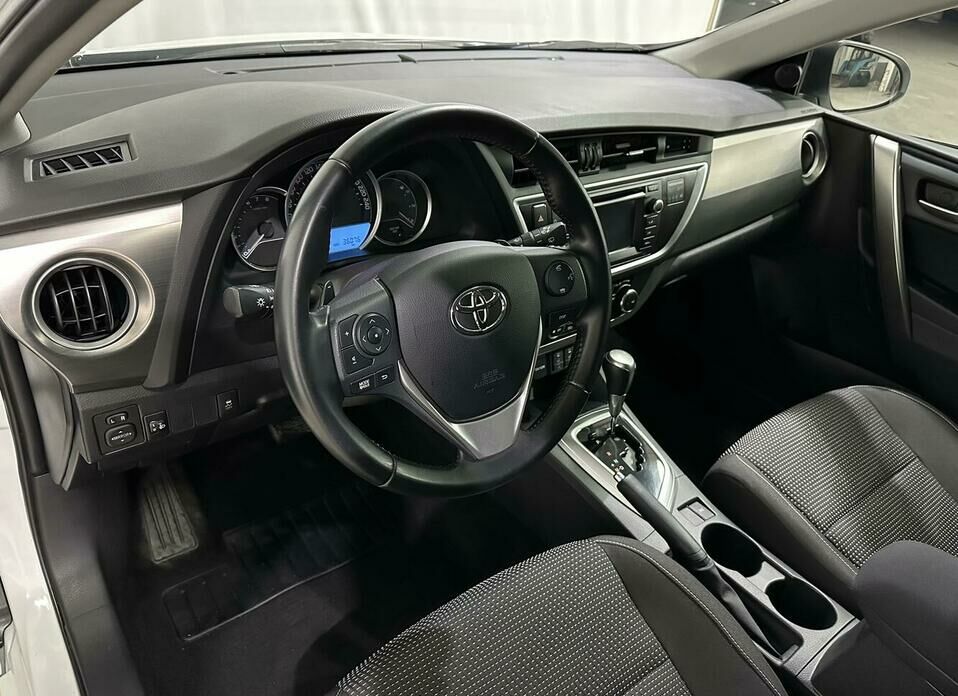 Toyota Auris 1.6 CVT (132 л.с.)