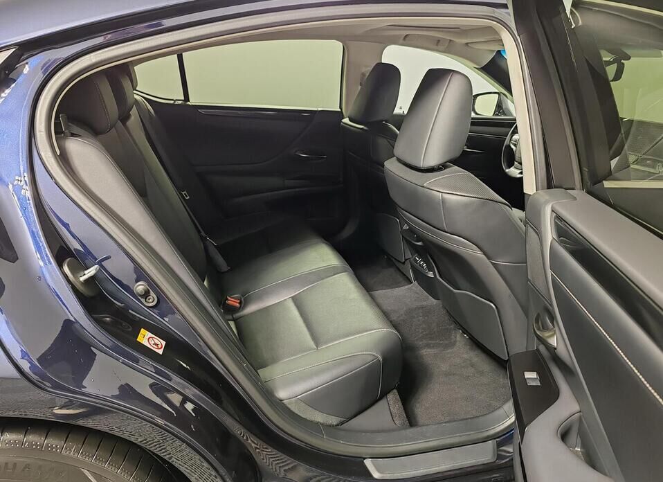 Lexus ES 250 2.5 AT (200 л.с.)