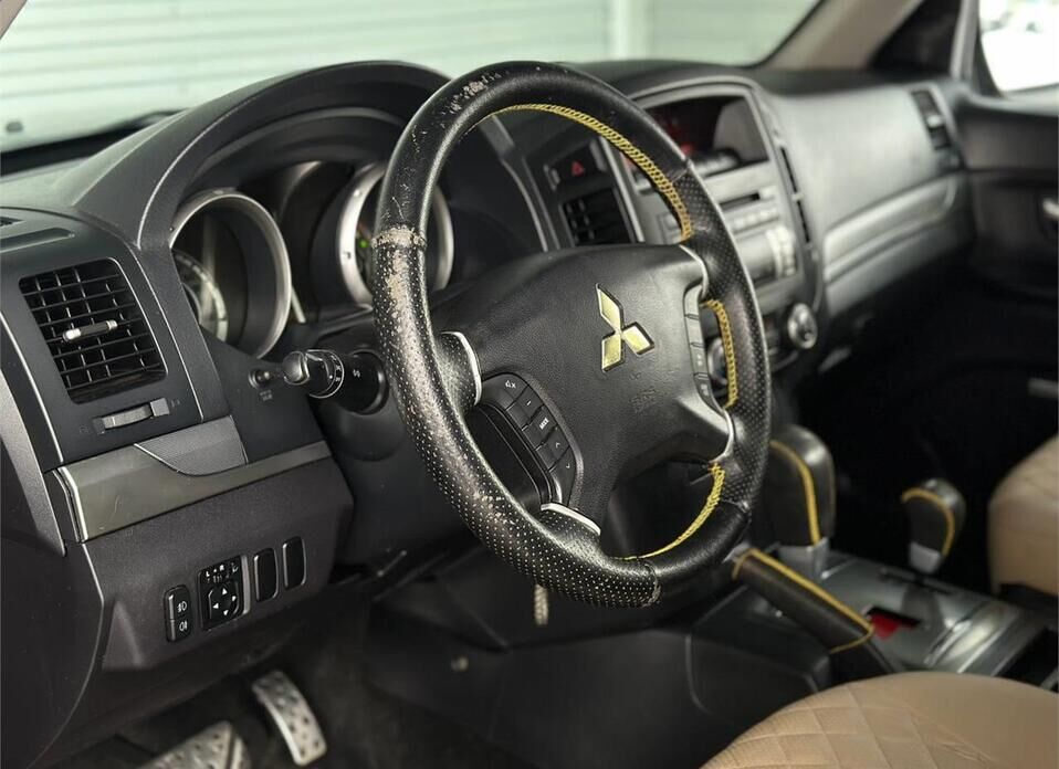 Mitsubishi Pajero, IV Рестайлинг 1 3.0 AT (178 л.с.) 4WD