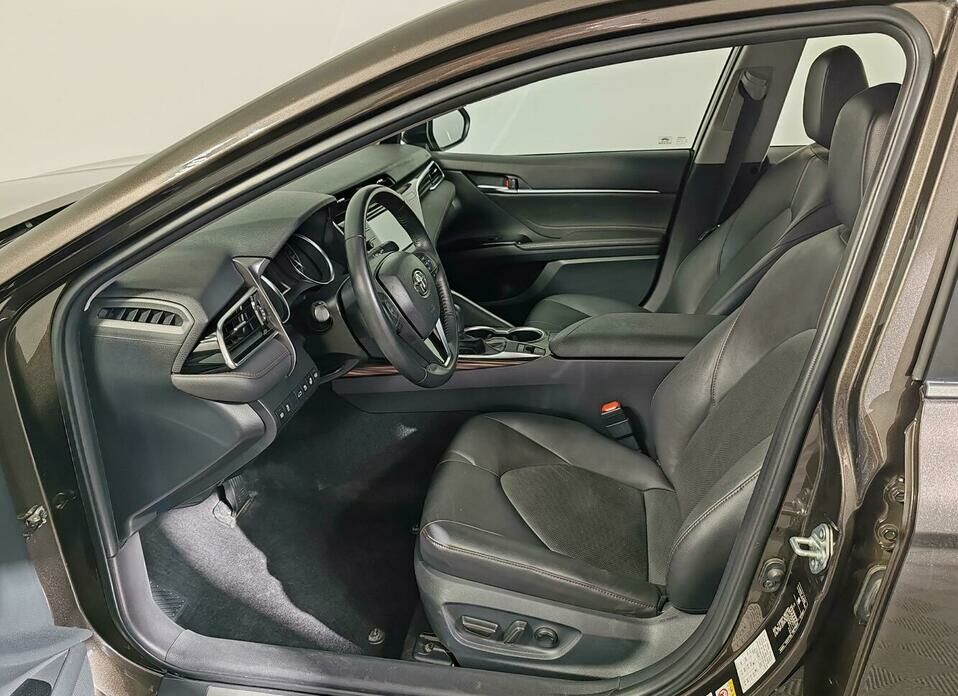 Toyota Camry 2.5 AT (181 л.с.)