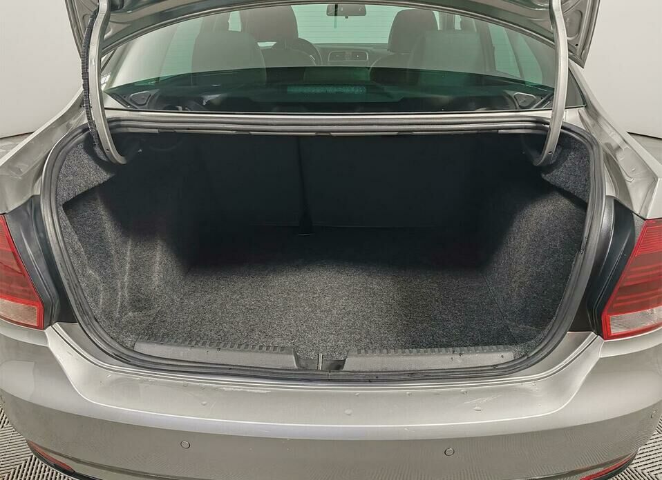Volkswagen Polo 1.6 AT (110 л.с.)