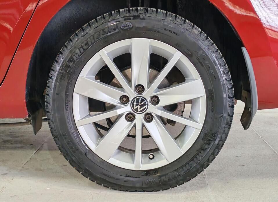 Volkswagen Polo, VI 1.6 AT (110 л.с.)