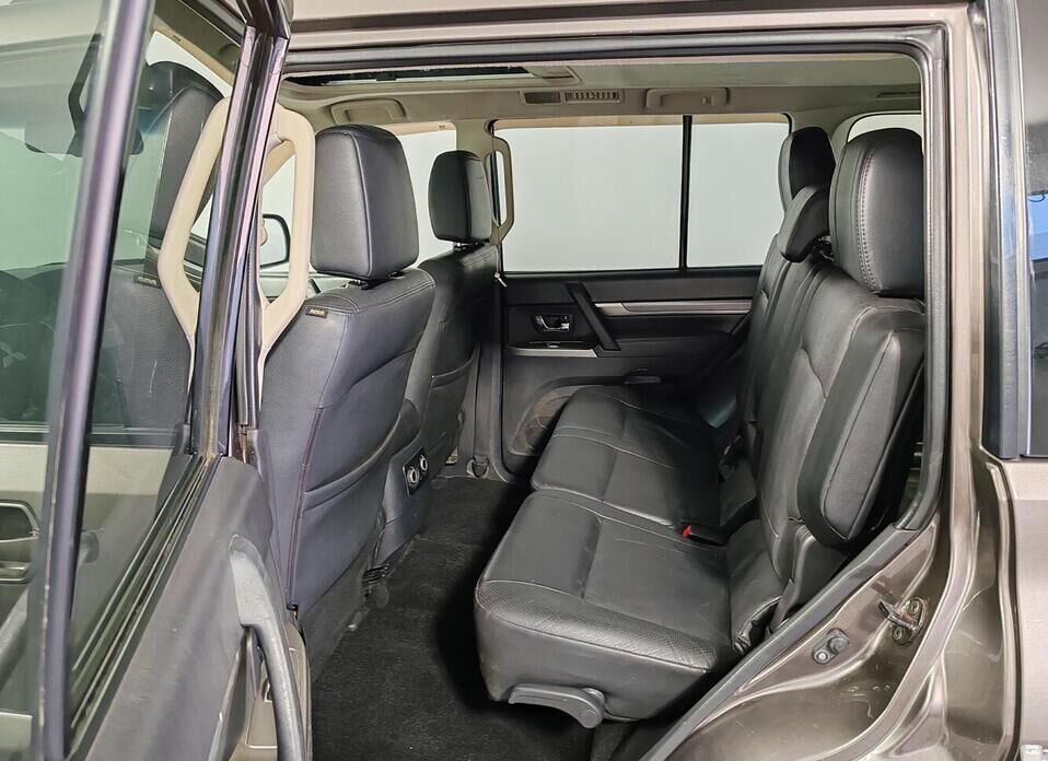 Mitsubishi Pajero, IV Рестайлинг 1 3.2d AT (200 л.с.) 4WD