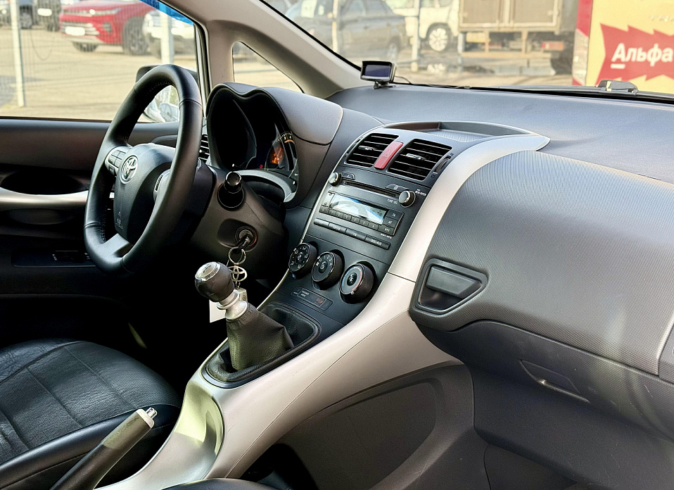 Toyota Auris, I Рестайлинг 1.6 MT (132 л.с.)