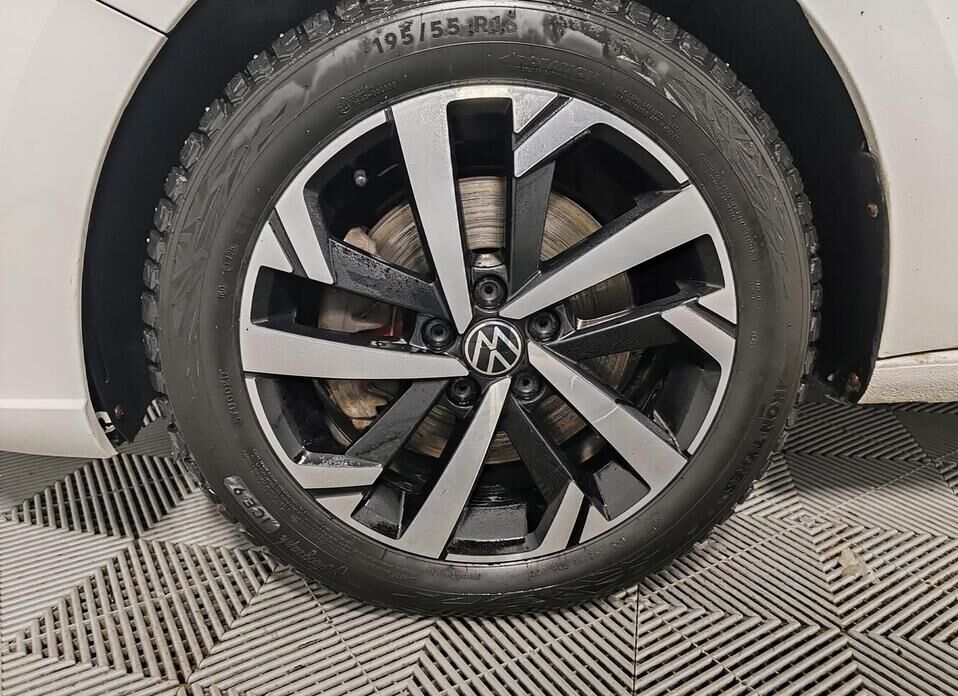 Volkswagen Polo, VI 1.4 AMT (125 л.с.)