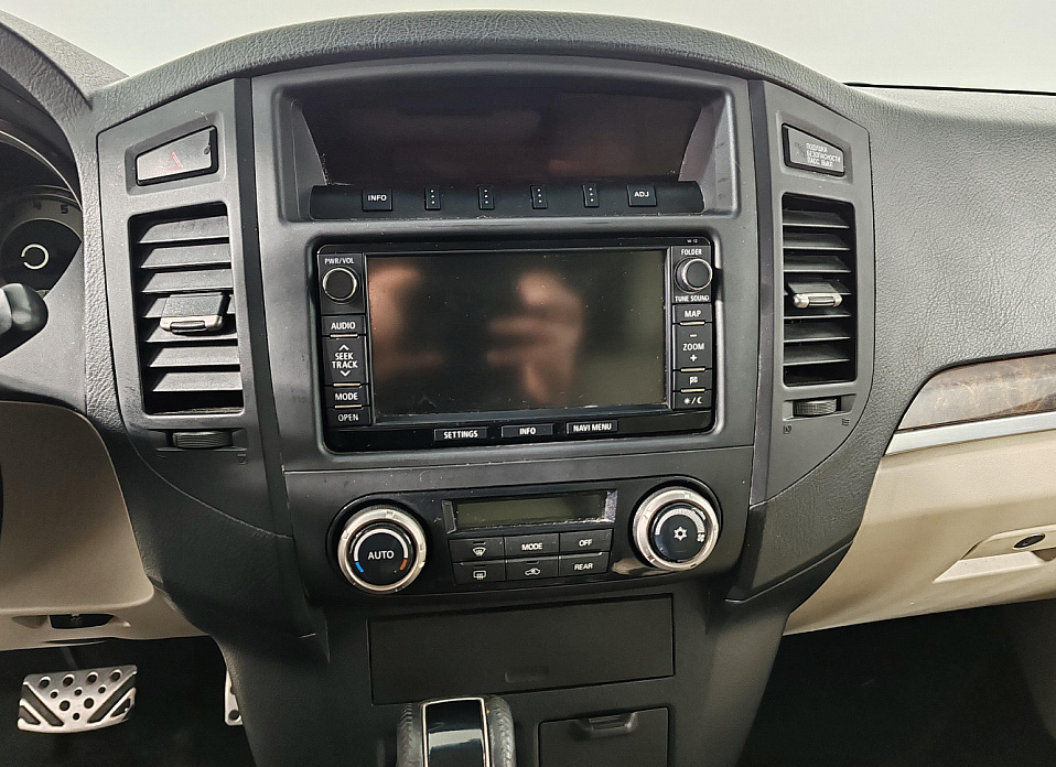 Mitsubishi Pajero, IV Рестайлинг 1 3.2d AT (200 л.с.) 4WD