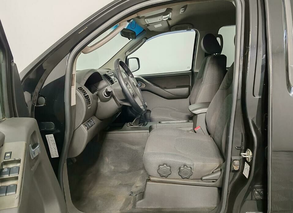 Nissan Navara (Frontier) 2.5d MT (174 л.с.) 4WD