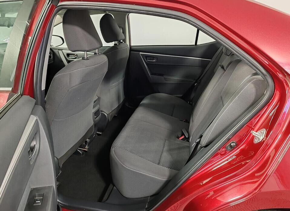 Toyota Corolla, XI (E160, E170) Рестайлинг 1 1.6 CVT (122 л.с.)