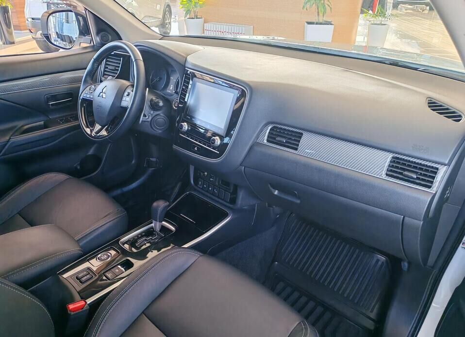 Mitsubishi Outlander, III Рестайлинг 3 2.4 CVT (167 л.с.) 4WD