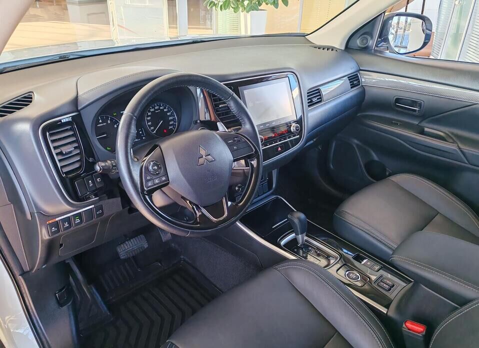 Mitsubishi Outlander, III Рестайлинг 3 2.4 CVT (167 л.с.) 4WD