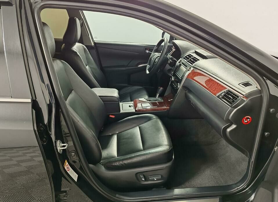Toyota Camry 2.5 AT (181 л.с.)