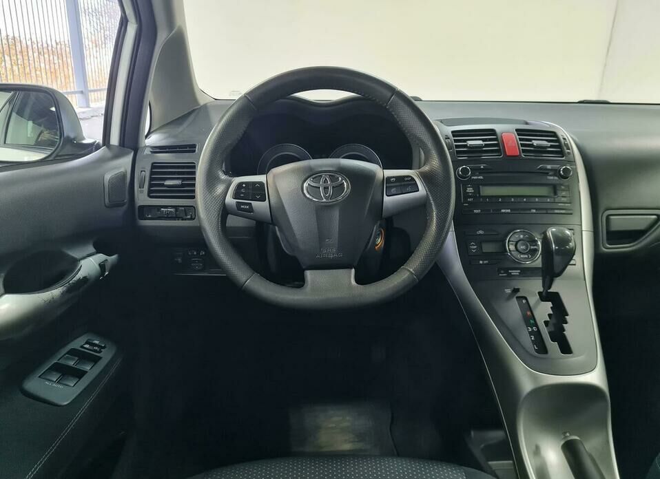 Toyota Auris 1.6 AT (124 л.с.)