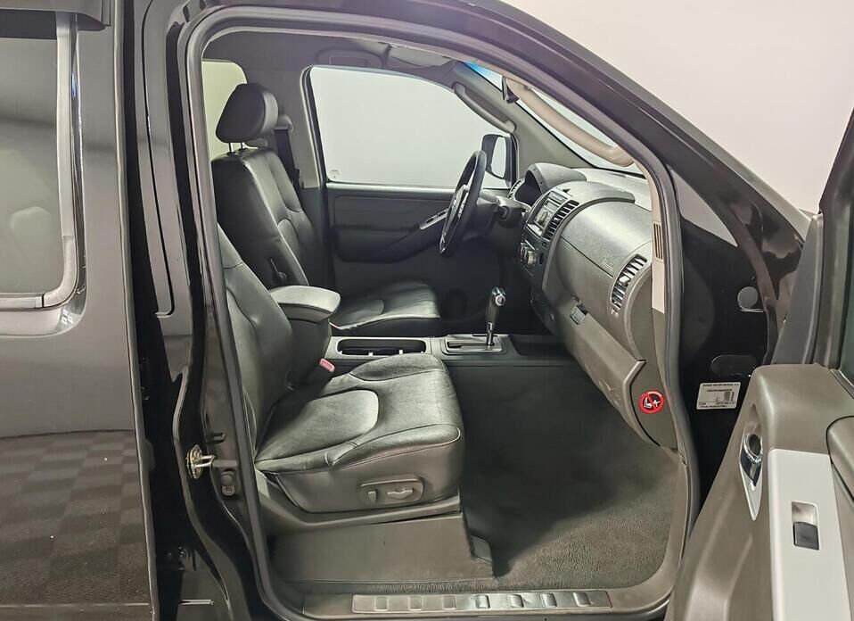 Nissan Navara (Frontier) 2.5d AT (174 л.с.) 4WD