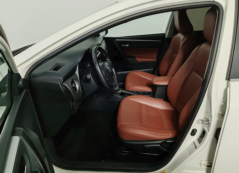 Toyota Corolla, XI (E160, E170) Рестайлинг 1.6 CVT (122 л.с.)