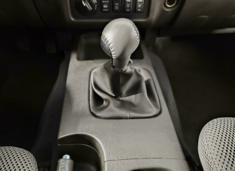 Nissan Navara (Frontier) 2.5d MT (174 л.с.) 4WD