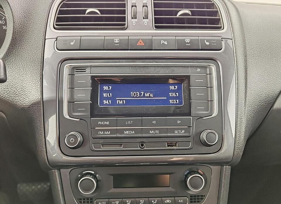 Volkswagen Polo 1.6 AT (110 л.с.)