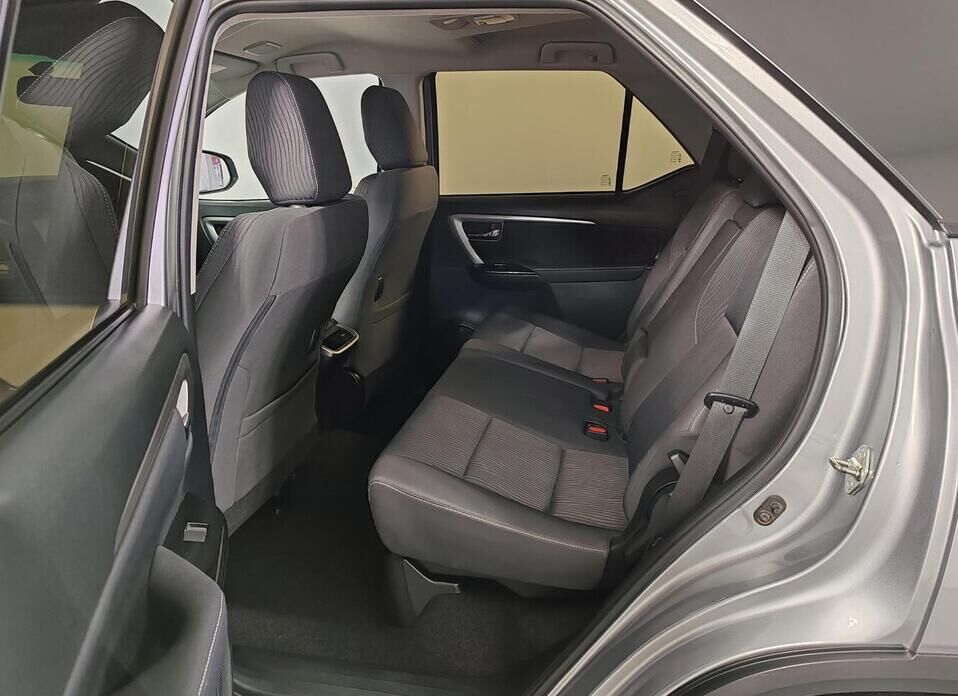 Toyota Fortuner, II Рестайлинг 2.8d AT (200 л.с.) 4WD
