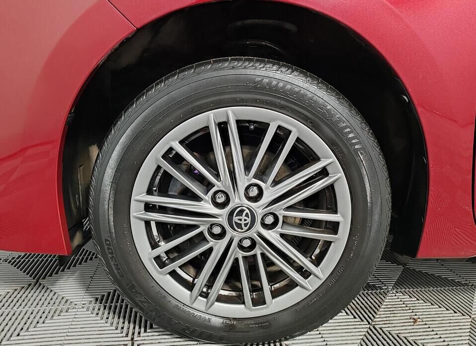 Toyota Corolla, XI (E160, E170) Рестайлинг 1 1.6 CVT (122 л.с.)