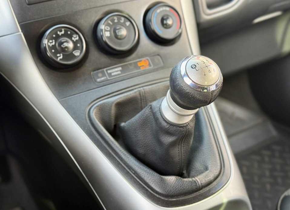 Toyota Auris, I Рестайлинг 1.6 MT (132 л.с.)