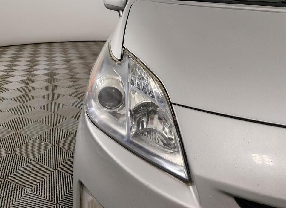 Toyota Prius, III (XW30) 1.8hyb AT (99 л.с.)