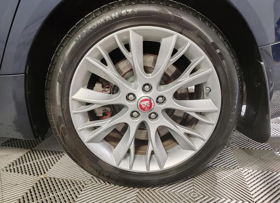 Jaguar XF 2.0 AT (240 л.с.)