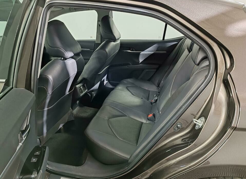 Toyota Camry 2.5 AT (181 л.с.)