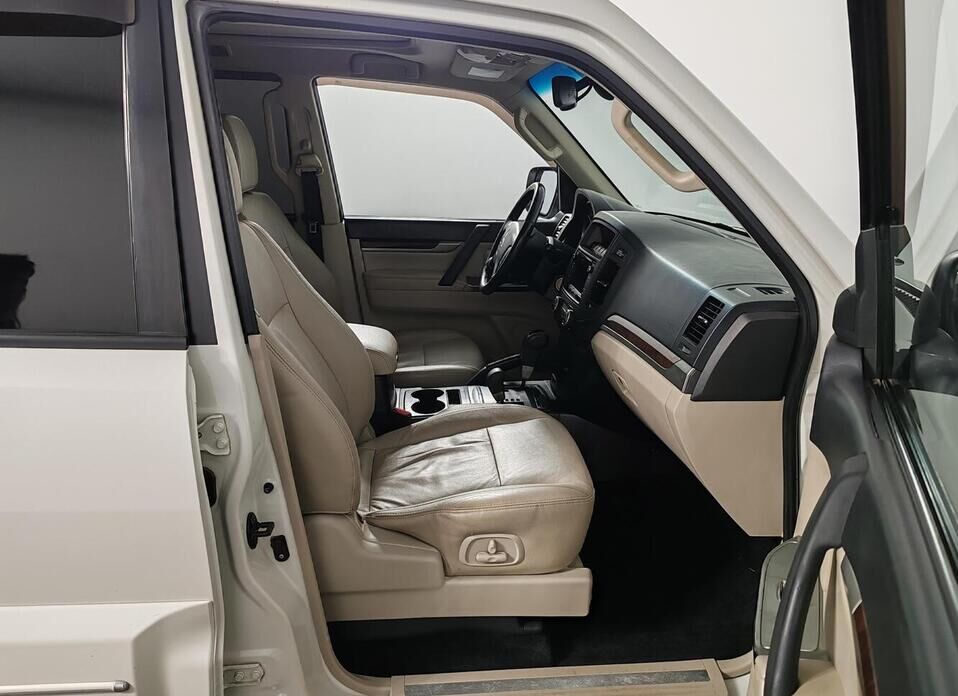 Mitsubishi Pajero, IV Рестайлинг 1 3.2d AT (200 л.с.) 4WD