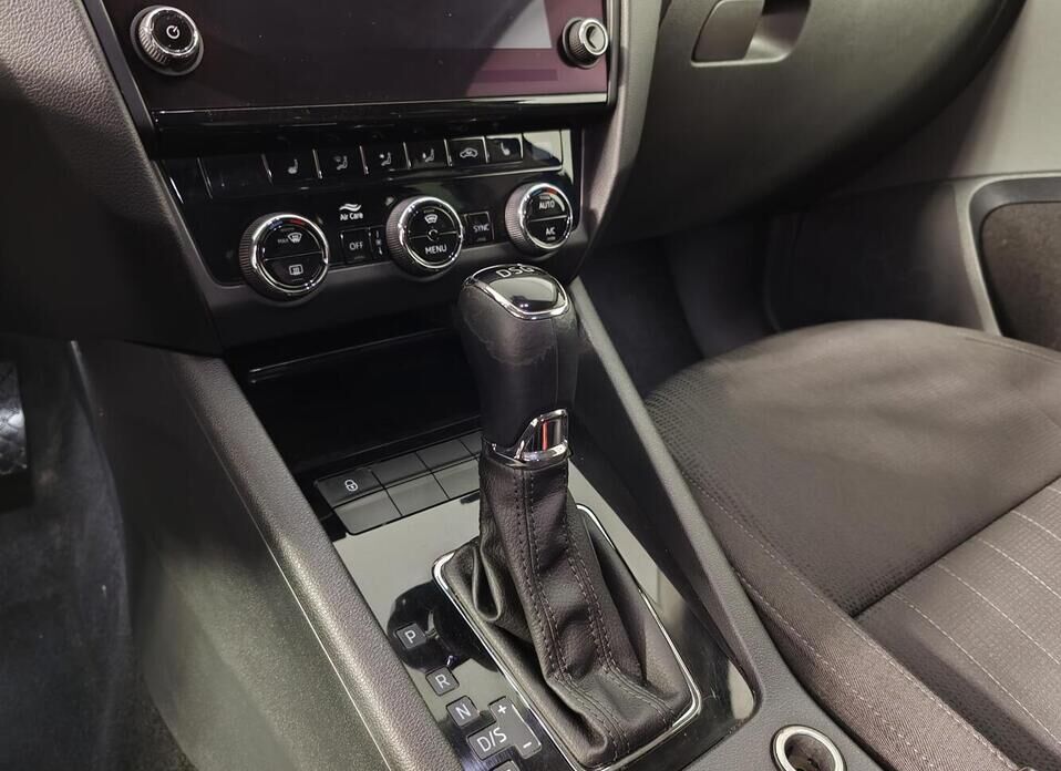 Skoda Octavia, III (A7) Рестайлинг 1.8 AMT (180 л.с.)