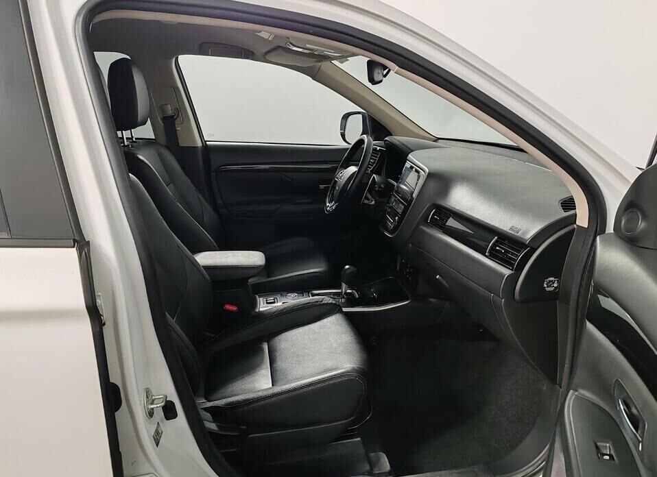 Mitsubishi Outlander, III Рестайлинг 2 2.4 CVT (167 л.с.) 4WD